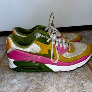 Nike AirMax Shoes size 9 in mens. Slightly worn, great condition.